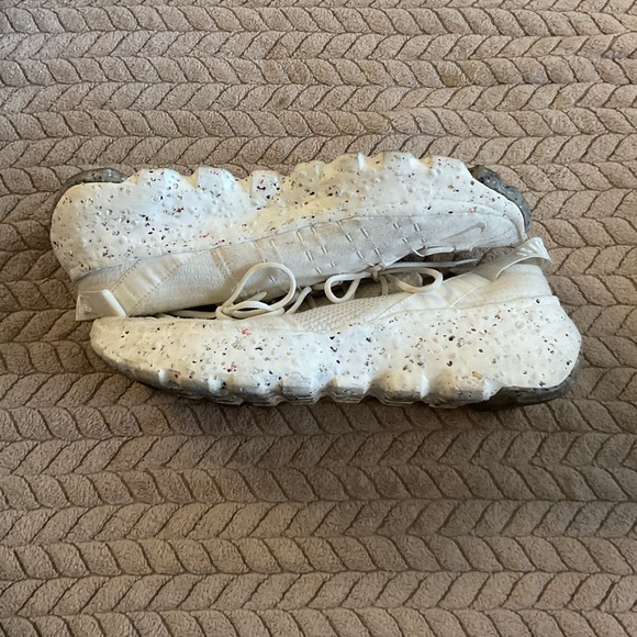 Nike. 10.5. White - Picture 3 of 7